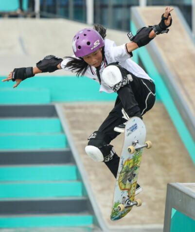 中国最年轻亚运冠军极限运动13岁崔宸曦夺滑板女子街式金牌