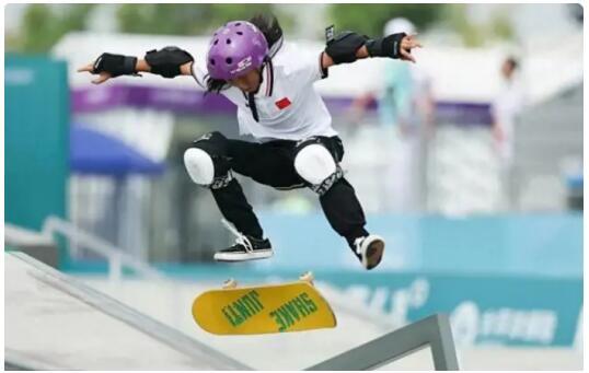 中国最年轻亚运冠军极限运动13岁崔宸曦夺滑板女子街式金牌